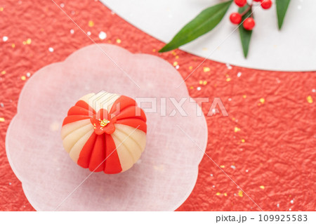 季節の和菓子「正月手鞠」と南天 109925583