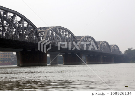 Bridge across the river, Vivekananda Setu. It links the city of Howrah, at Bally, to its twin city of Kolkata, at Dakshineswar. Bridge across the river, Vivekananda Setu. It links the city of Howrah, at Bally, to its twin city of Kolkata, at Dakshineswar. 109926134