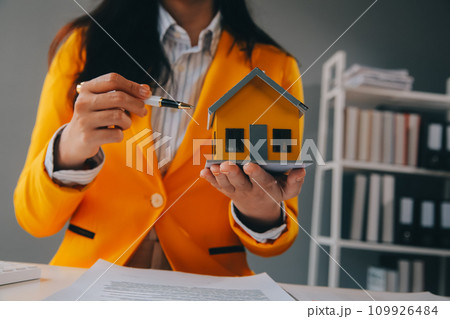 real estate agent Delivering sample homes to customers, mortgage loan contracts. Make a contract for hire purchase and sale of a house. and home insurance contracts, home mortgage loan concepts 109926484
