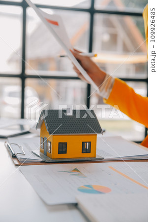 real estate agent Delivering sample homes to customers, mortgage loan contracts. Make a contract for hire purchase and sale of a house. and home insurance contracts, home mortgage loan concepts real estate agent Delivering sample homes to customers, mortgage loan contracts. Make a contract for hire purchase and sale of a house. and home insurance contracts, home mortgage loan concepts 109926485