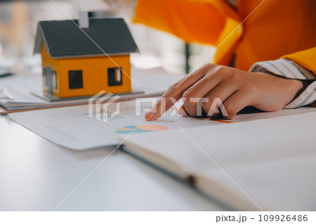 real estate agent Delivering sample homes to customers, mortgage loan contracts. Make a contract for hire purchase and sale of a house. and home insurance contracts, home mortgage loan concepts real estate agent Delivering sample homes to customers, mortgage loan contracts. Make a contract for hire purchase and sale of a house. and home insurance contracts, home mortgage loan concepts 109926486