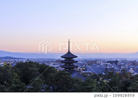 奈良県奈良市 秋の興福寺五重塔の夕景 奈良県庁からの眺め 奈良県奈良市 秋の興福寺五重塔の夕景 奈良県庁からの眺め 109926959