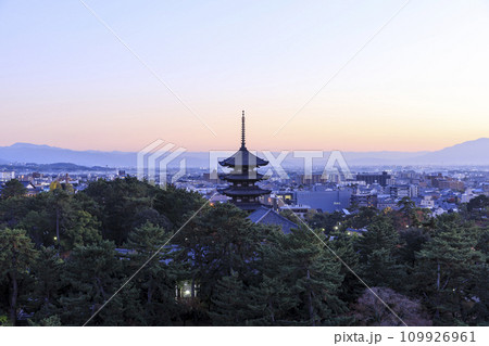 奈良県奈良市 　秋の興福寺五重塔の夕景　奈良県庁からの眺め 109926961
