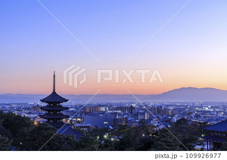 奈良県奈良市 　秋の興福寺五重塔の夜景　奈良県庁からの眺め 109926977