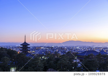 奈良県奈良市 秋の興福寺五重塔と中金堂の夜景 奈良県庁からの眺め 奈良県奈良市 秋の興福寺五重塔と中金堂の夜景 奈良県庁からの眺め 109926978