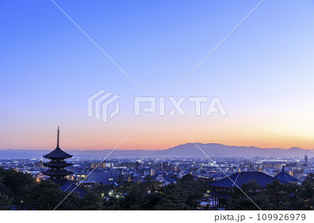 奈良県奈良市 　秋の興福寺五重塔と中金堂の夜景　奈良県庁からの眺め 109926979