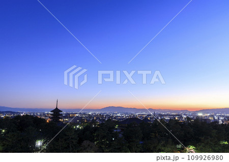 奈良県奈良市 　秋の興福寺五重塔と中金堂の夜景　奈良県庁からの眺め 109926980