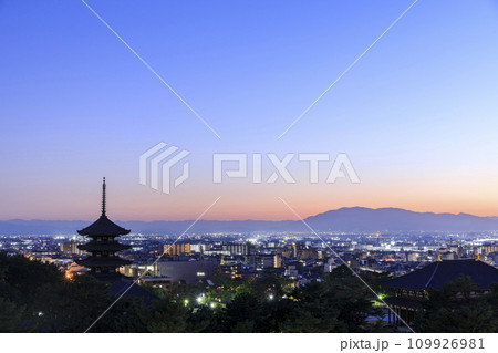 奈良県奈良市 　秋の興福寺五重塔と中金堂の夜景　奈良県庁からの眺め 109926981