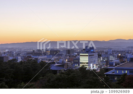 奈良県奈良市の夕景 　奈良県庁からの眺め　生駒山方面 109926989