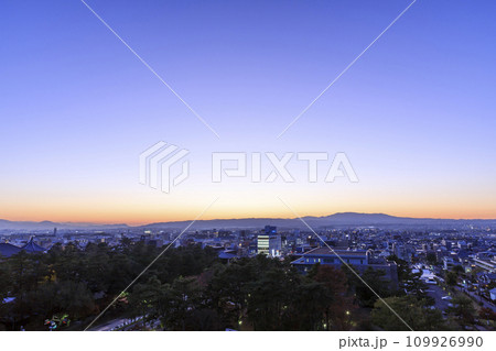 奈良県奈良市の夜景 　奈良県庁からの眺め　生駒山方面 109926990