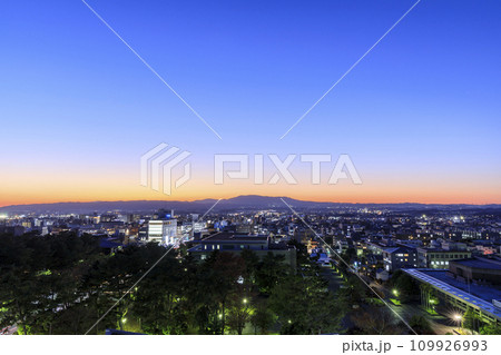 奈良県奈良市の夜景 奈良県庁からの眺め 生駒山方面 奈良県奈良市の夜景 奈良県庁からの眺め 生駒山方面 109926993