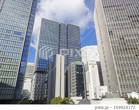 大阪駅前 梅田の高層ビル群 大阪駅前 梅田の高層ビル群 109928172