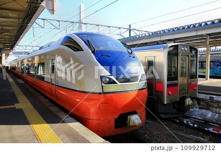 津軽海峡の玄関・東北本線の終着駅… 『青森駅』に停車する【特急つがる】751系と701系 109929712