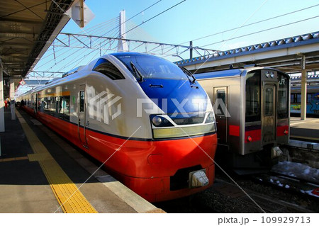 津軽海峡の玄関・東北本線の終着駅… 『青森駅』に停車する【特急つがる】751系と701系 津軽海峡の玄関・東北本線の終着駅… 『青森駅』に停車する【特急つがる】751系と701系 109929713