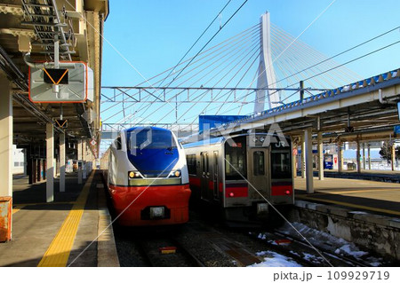 津軽海峡の玄関・東北本線の終着駅… 『青森駅』に停車する【特急つがる】751系と701系 109929719