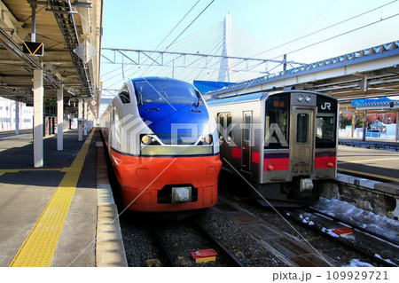 津軽海峡の玄関・東北本線の終着駅… 『青森駅』に停車する【特急つがる】751系と701系 津軽海峡の玄関・東北本線の終着駅… 『青森駅』に停車する【特急つがる】751系と701系 109929721