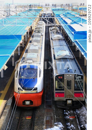 津軽海峡の玄関・東北本線の終着駅… 『青森駅』に停車する【特急つがる】751系と701系 109929722