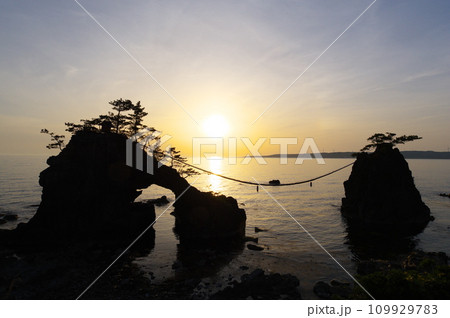 機具岩と日本海に沈む夕日 機具岩と日本海に沈む夕日 109929783