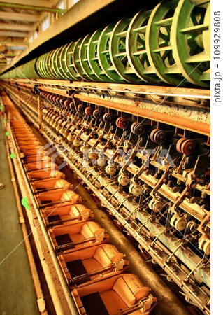 日本の近代化だけでなく絹産業の技術革新などにも大きく貢献した【操糸場の操糸機】 日本の近代化だけでなく絹産業の技術革新などにも大きく貢献した【操糸場の操糸機】 109929808