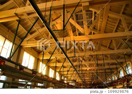 トラス構造が美しい…日本の近代化だけでなく絹産業の技術革新などにも大きく貢献した【国宝・操糸場】の梁 109929876