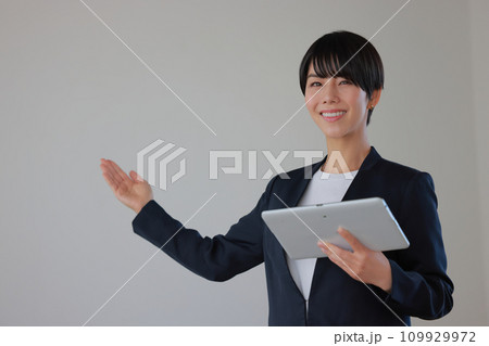身振りを交え話すセミナー講師の女性2 身振りを交え話すセミナー講師の女性2 109929972