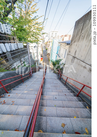 「東京都」四谷の須賀神社前の階段 「東京都」四谷の須賀神社前の階段 109930111