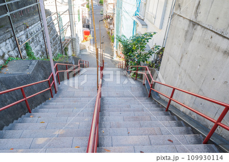 「東京都」四谷の須賀神社前の階段 「東京都」四谷の須賀神社前の階段 109930114