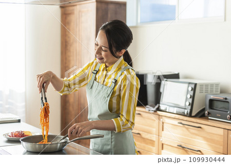 料理に盛り付けする女性 109930444