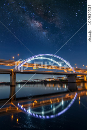 「東京都」首都高速 五色桜大橋ライトアップ 夜景 星空合成 「東京都」首都高速 五色桜大橋ライトアップ 夜景 星空合成 109930535