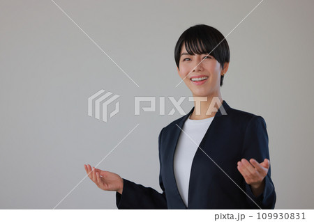 両手での身振りを交え話すセミナー講師の女性2 109930831