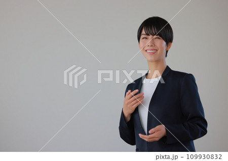手を胸に当て「私たちは」と話すセミナー講師の女性1 手を胸に当て「私たちは」と話すセミナー講師の女性1 109930832