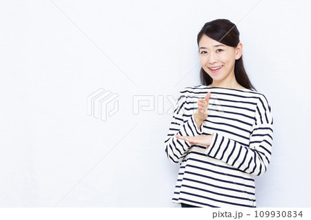 手話でありがとうと伝えている女性 手話でありがとうと伝えている女性 109930834