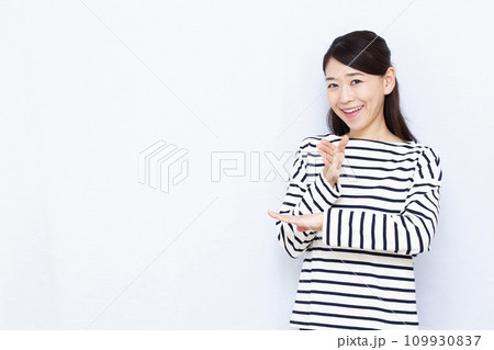 手話でありがとうと伝えている女性 手話でありがとうと伝えている女性 109930837