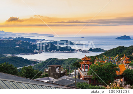 台湾　九份から眺めるサンセット 109931258