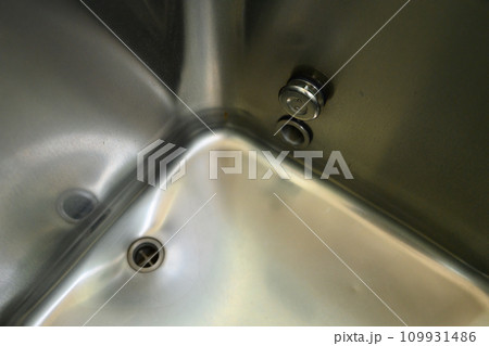 古いお風呂場の浴槽 109931486