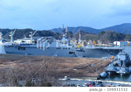 海上自衛隊の舞鶴基地、停泊中のヘリコプター搭載護衛艦「ひゅうが」 109931532