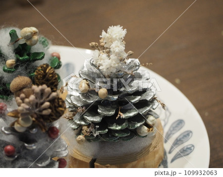 松ぼっくりのクリスマスツリー 109932063