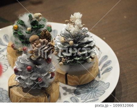 松ぼっくりのクリスマスツリー 松ぼっくりのクリスマスツリー 109932066