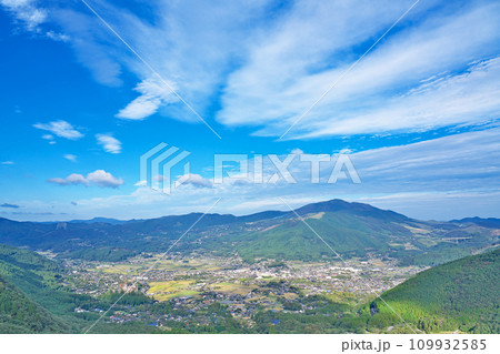 【由布シルキーロードより由布市内を一望】 大分県由布市湯布院町川上 109932585