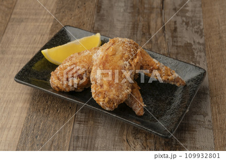 鶏手羽先の唐揚げ 109932801