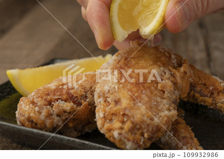 鶏手羽先の唐揚げ　 レモンを絞る 109932986
