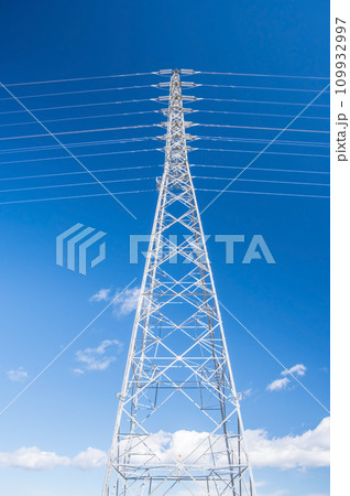 青空にそびえ立つ送電鉄塔 109932997