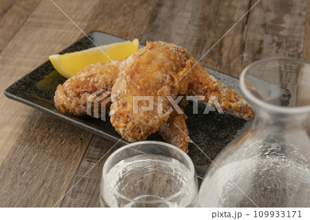 鶏手羽先の唐揚げ　 日本酒　冷酒 109933171