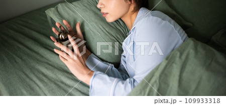 パジャマ姿の美人な女性 パジャマ姿の美人な女性 109933318