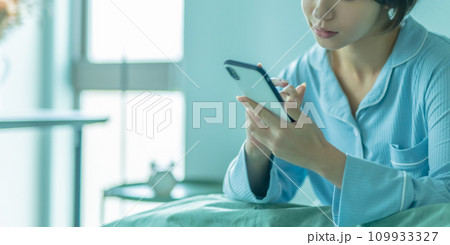 パジャマ姿の美人な女性 109933327