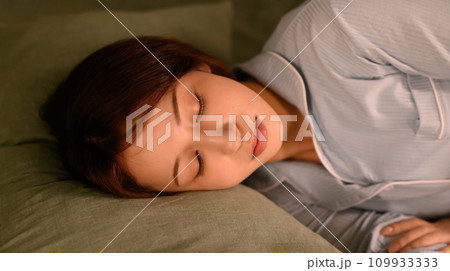 パジャマ姿の美人な女性 109933333