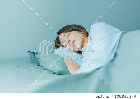 パジャマ姿の美人な女性 109933344