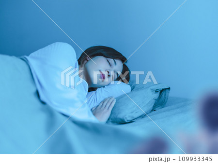 パジャマ姿の美人な女性 パジャマ姿の美人な女性 109933345