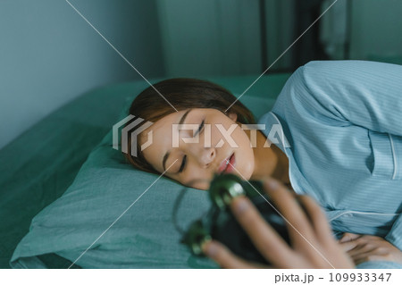 パジャマ姿の美人な女性 109933347