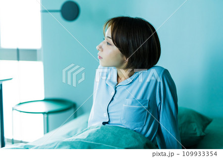 パジャマ姿の美人な女性 109933354